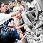 Niñas del Mago IMAGINA2. Espectáculos de Magia familiar en la calle. Maga española. magia en femenino