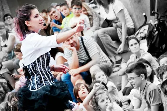 Niñas del Mago IMAGINA2. Espectáculos de Magia familiar en la calle. Maga española. magia mujer en España