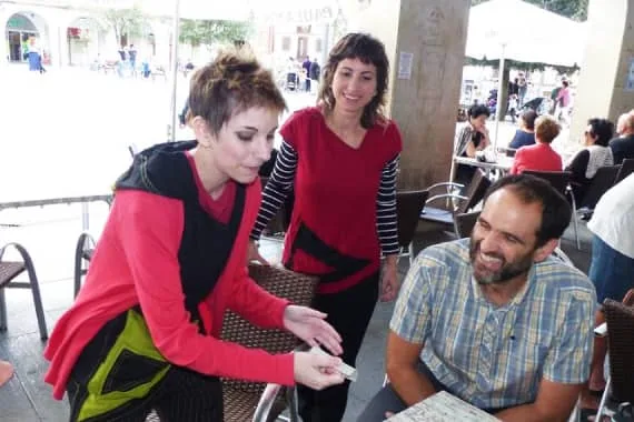 magia de cerca divertida. Magas. Magia con cartas.