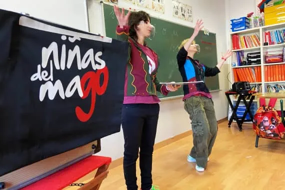 magia a l'escola. Màgia a l'aula amb nens. Maga Barcelona, Girona. Magia familiar para todas las edades. mago colegio Bcn