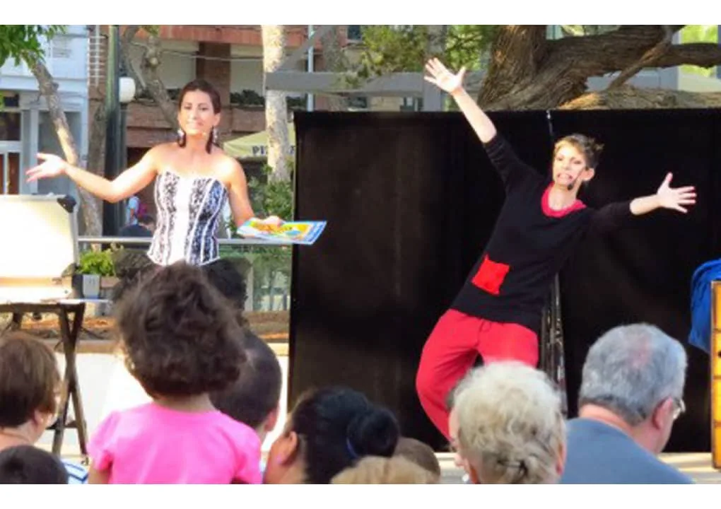el mejor dúo de magas hacen magia en fiesta mayor y fiesta patronal