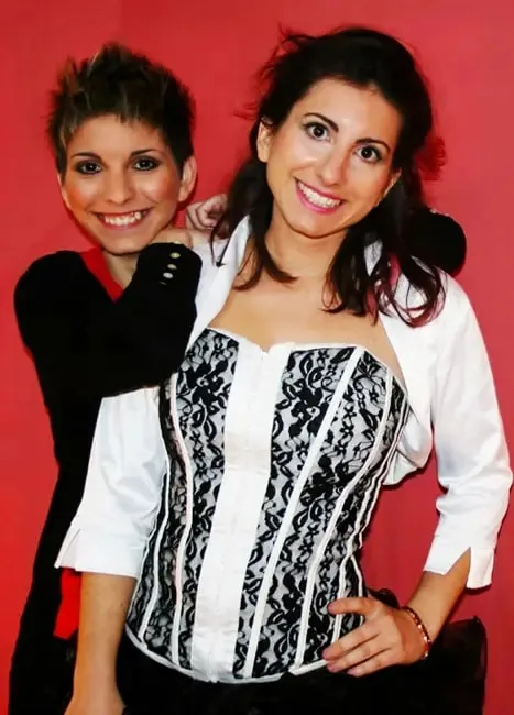 biografia Niñas del Mago. Dúo de Mujeres magas. Magia en Barcelona y más.